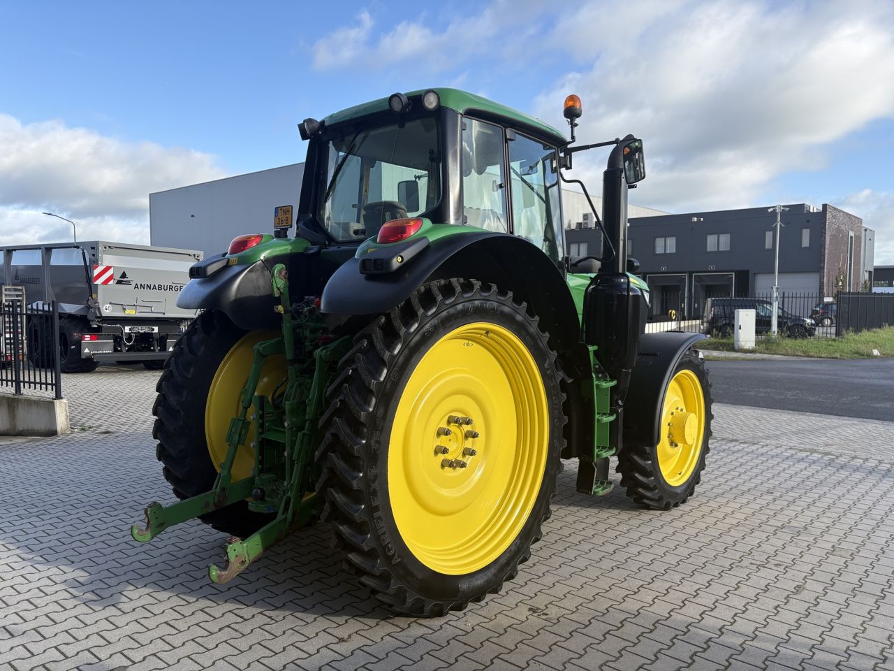 John Deere 6195M