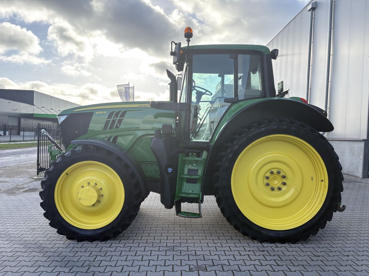 John Deere 6195M