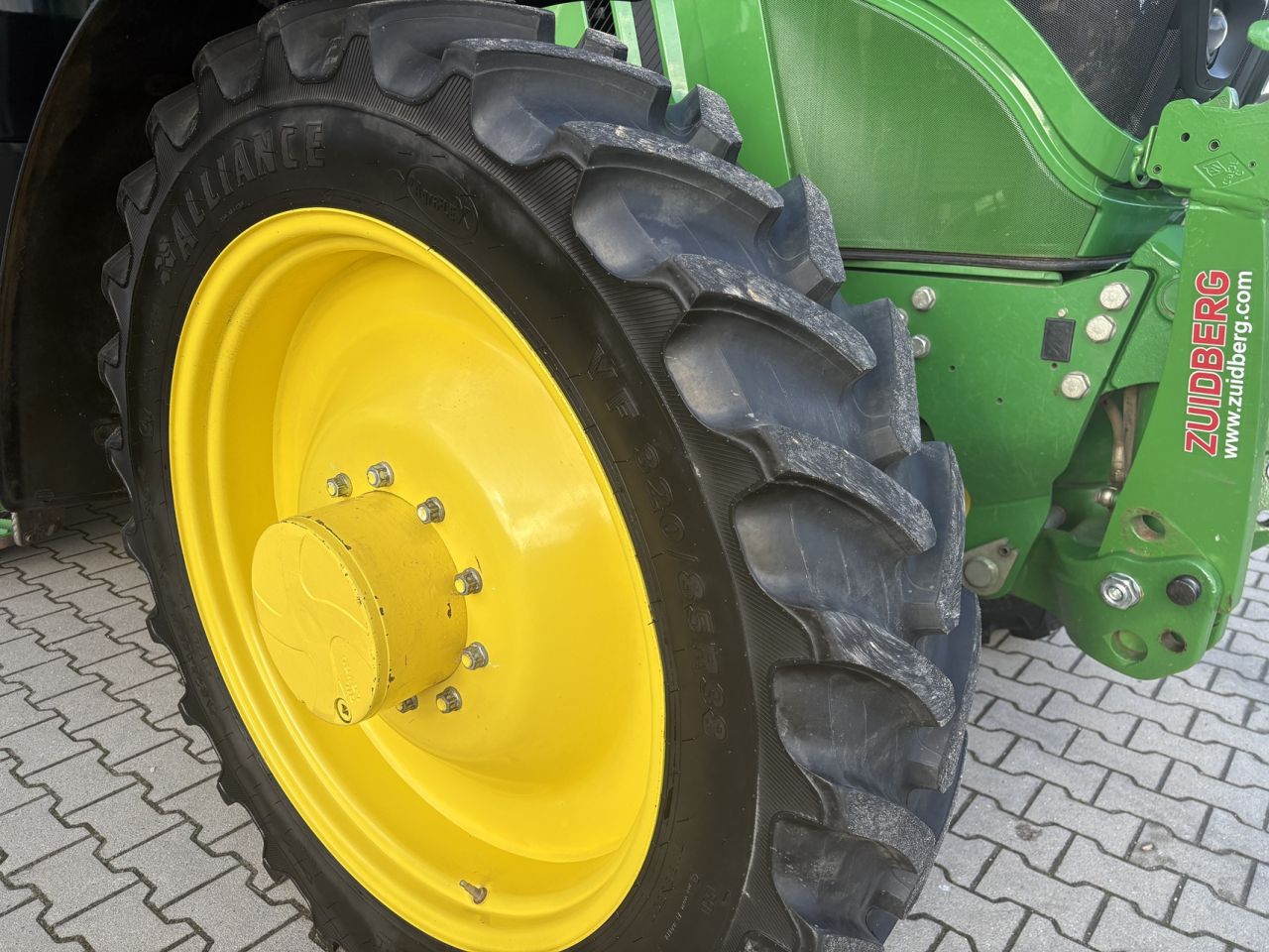 John Deere 6195M