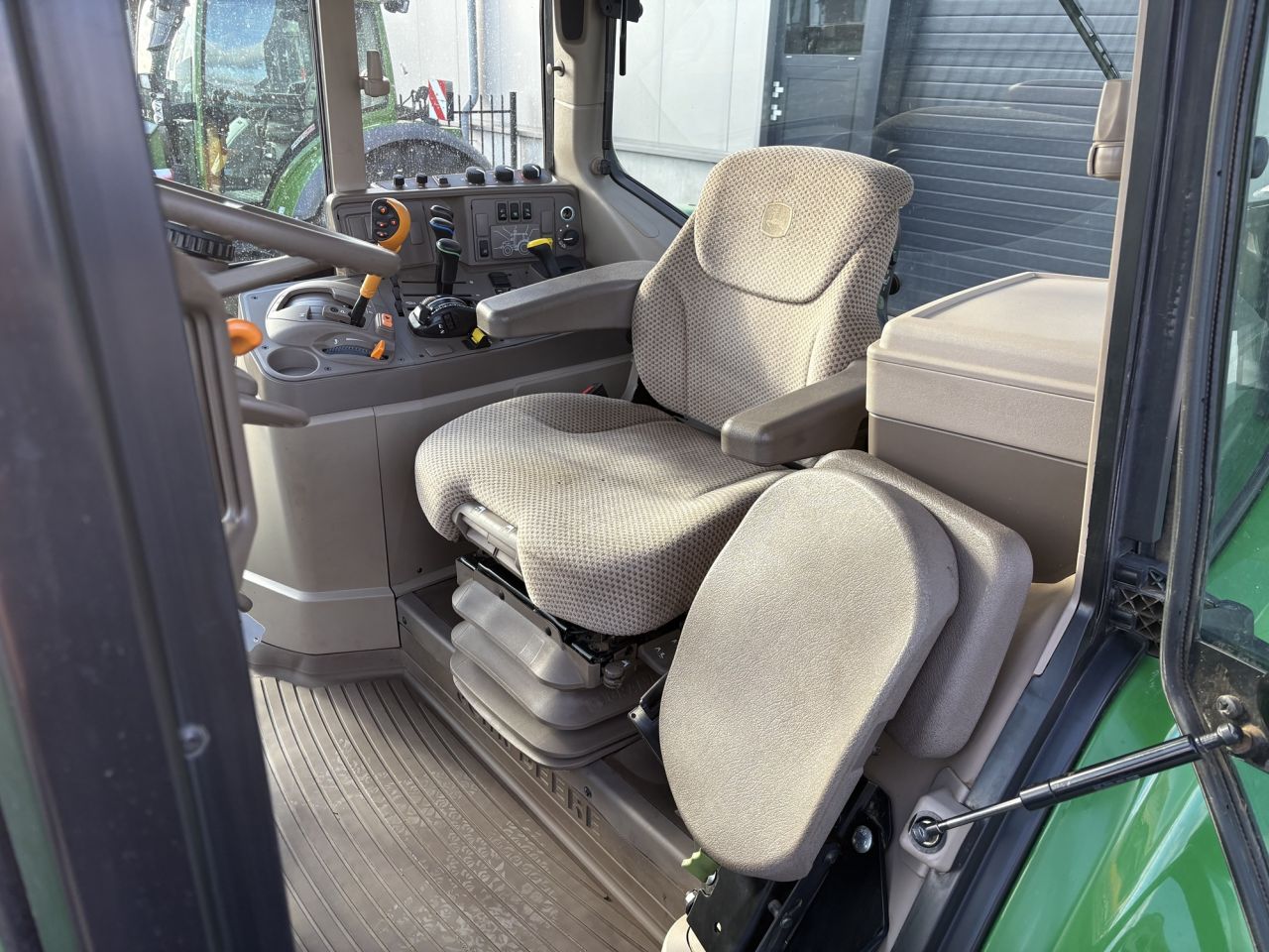 John Deere 6195M