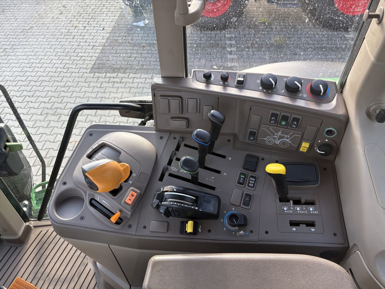 John Deere 6195M