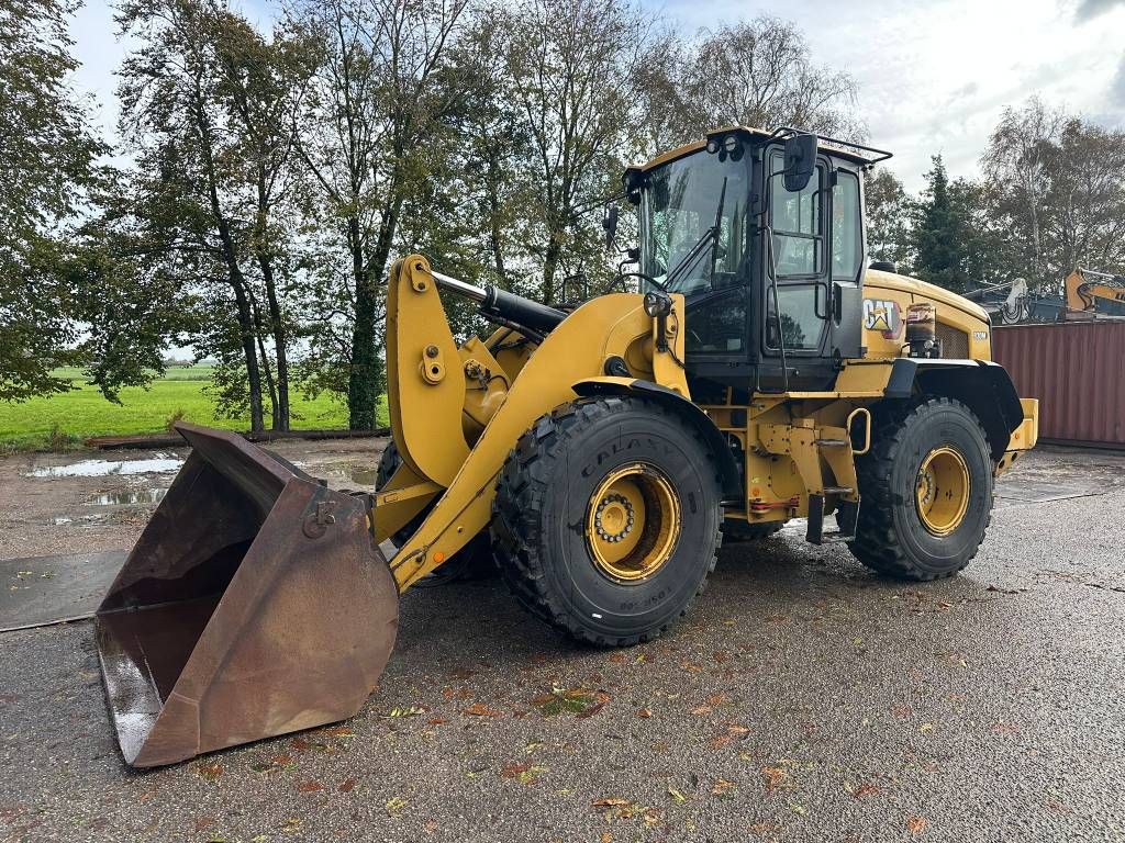CAT 930 M - 4 new tires!