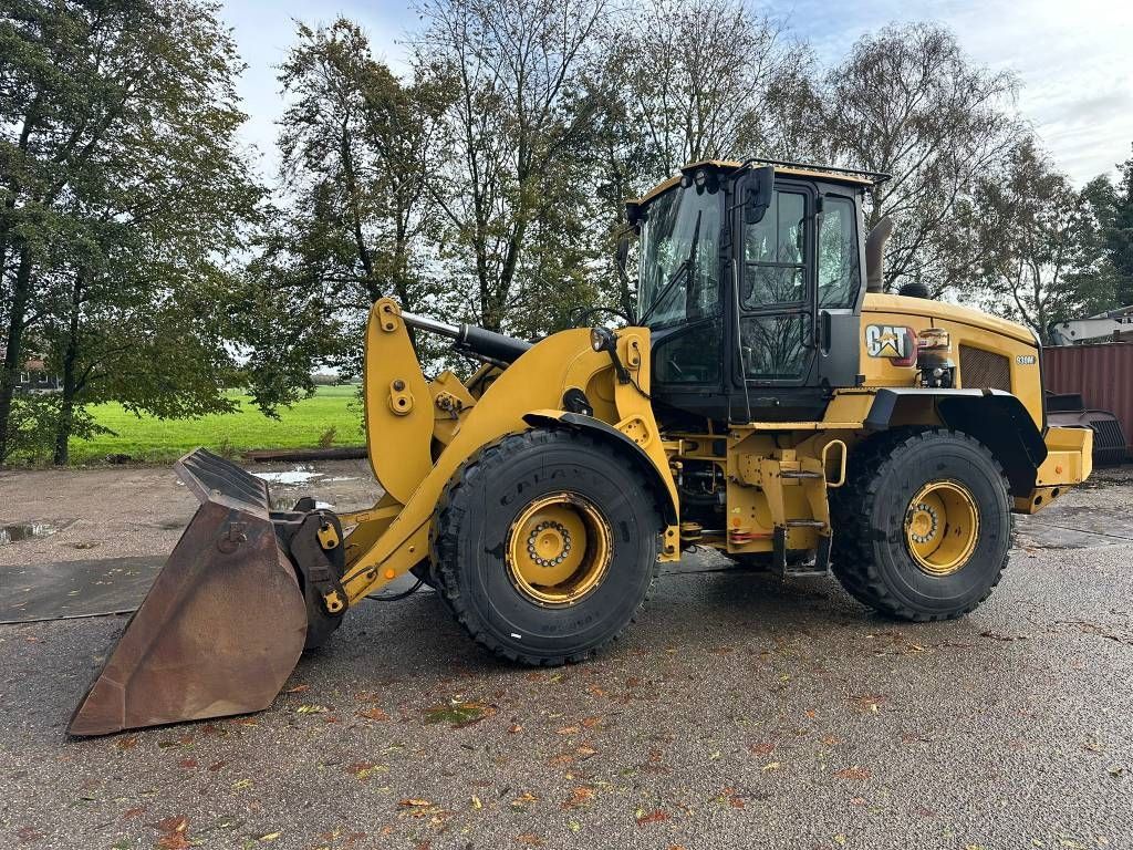 CAT 930 M - 4 new tires!