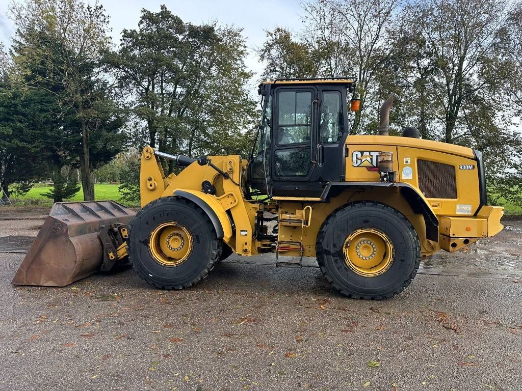 CAT 930 M - 4 new tires!