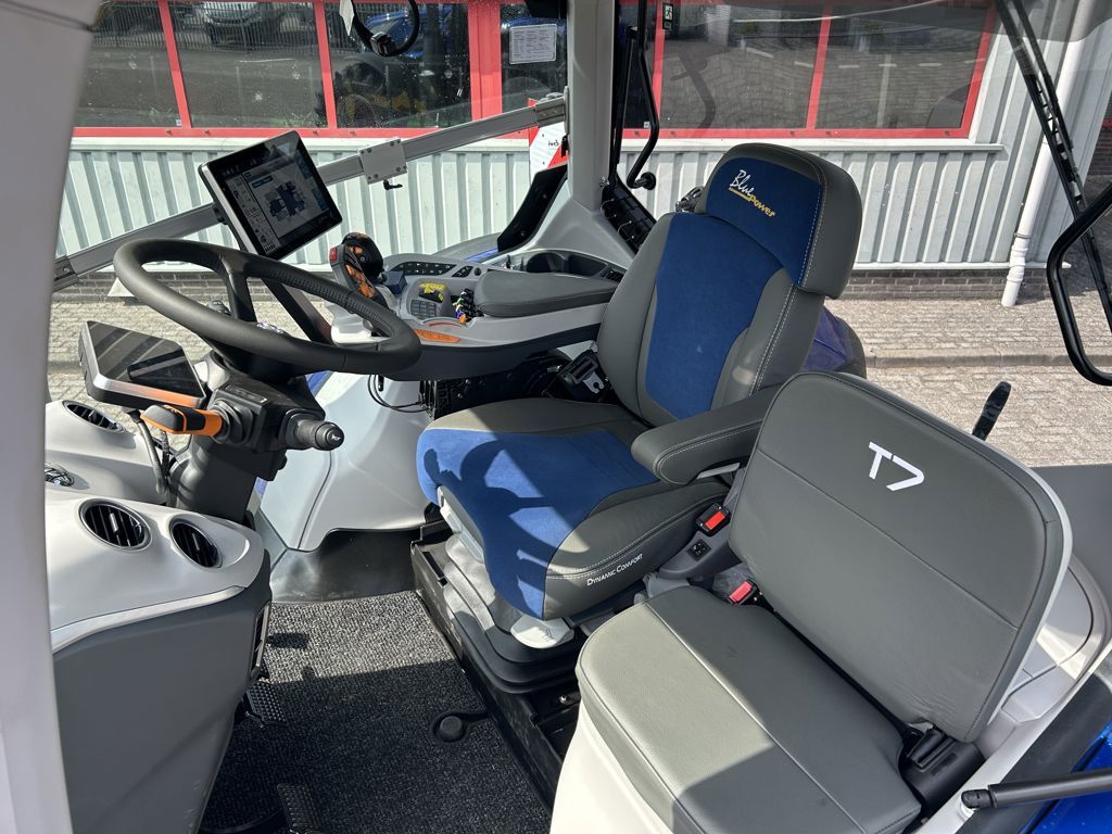 New Holland T7.300 AC New Gen Blue Power DEMO