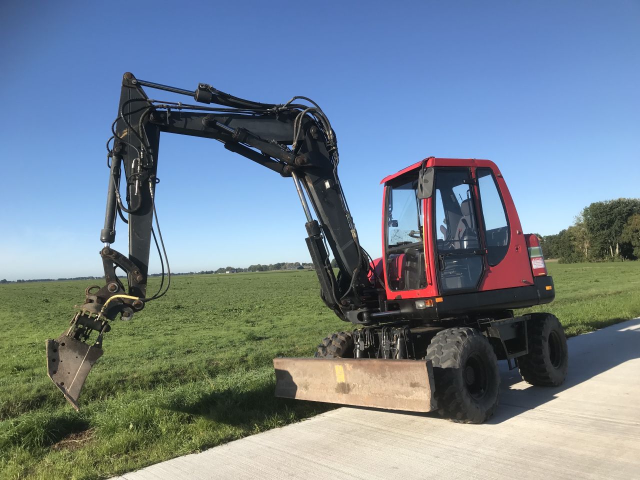 Komatsu PW 75 - mobiele graafmachine- met Stelgiek en Kantel bak