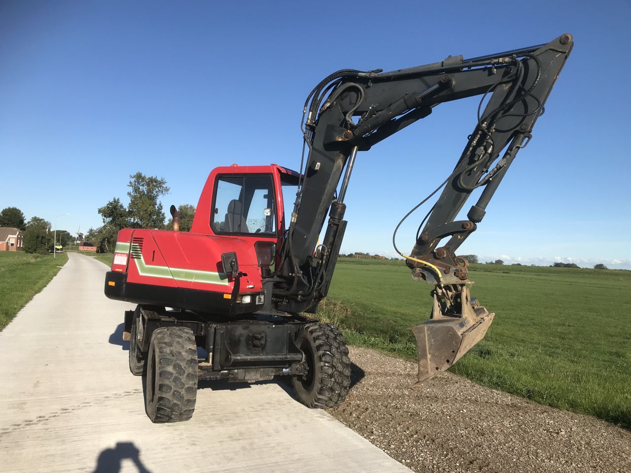 Komatsu PW 75 - mobiele graafmachine- met Stelgiek en Kantel bak