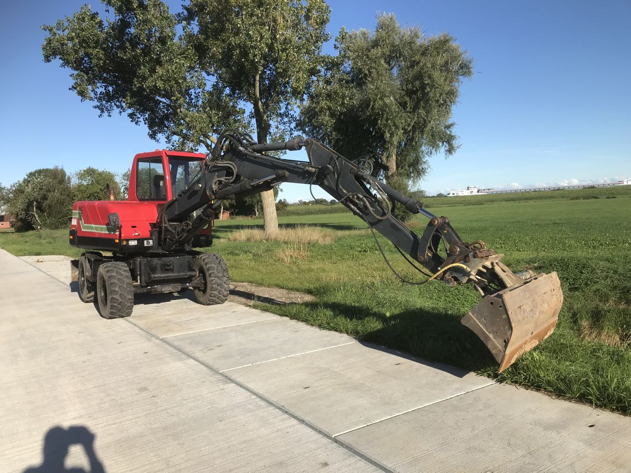 Komatsu PW 75 - mobiele graafmachine- met Stelgiek en Kantel bak