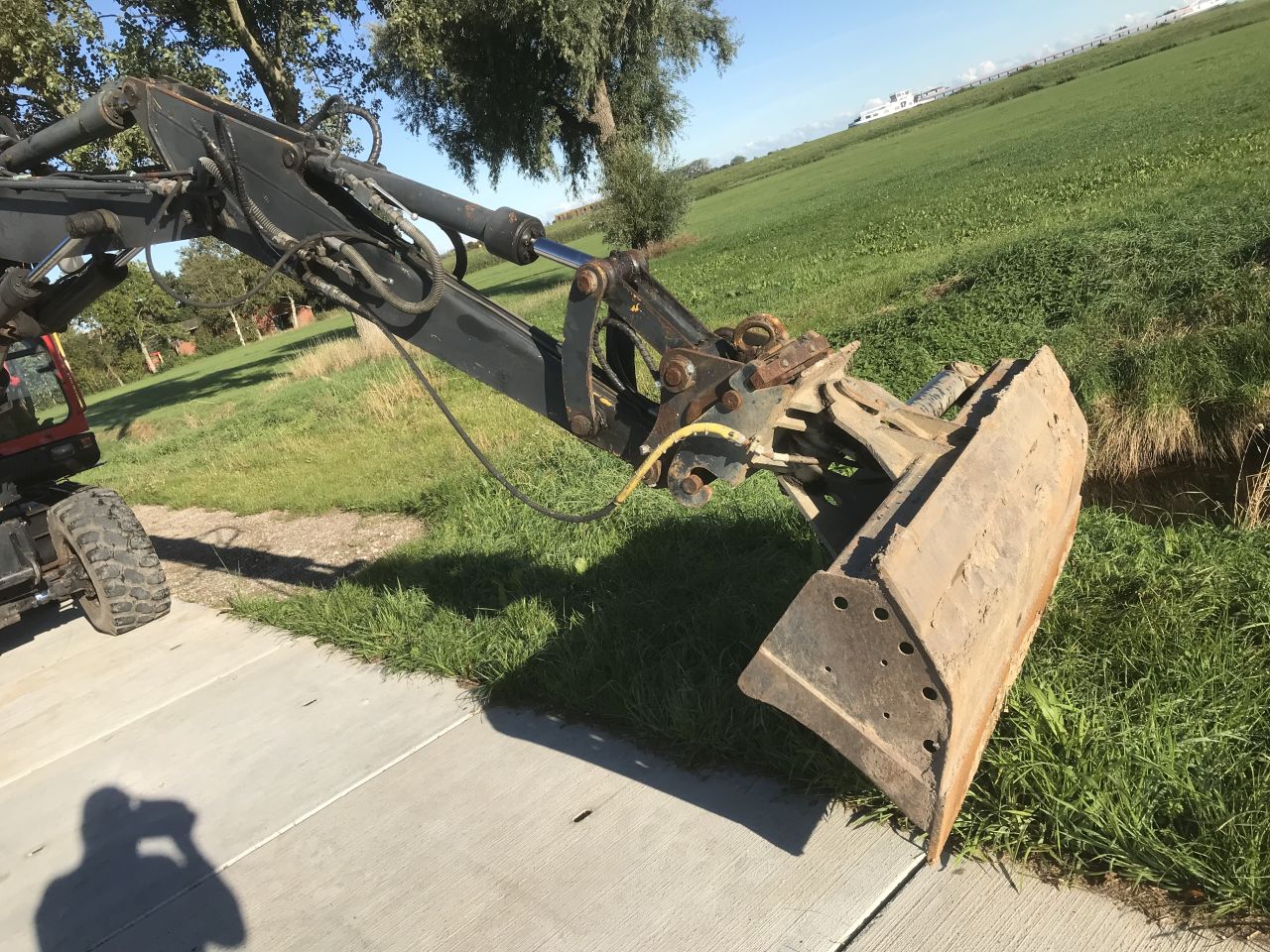 Komatsu PW 75 - mobiele graafmachine- met Stelgiek en Kantel bak