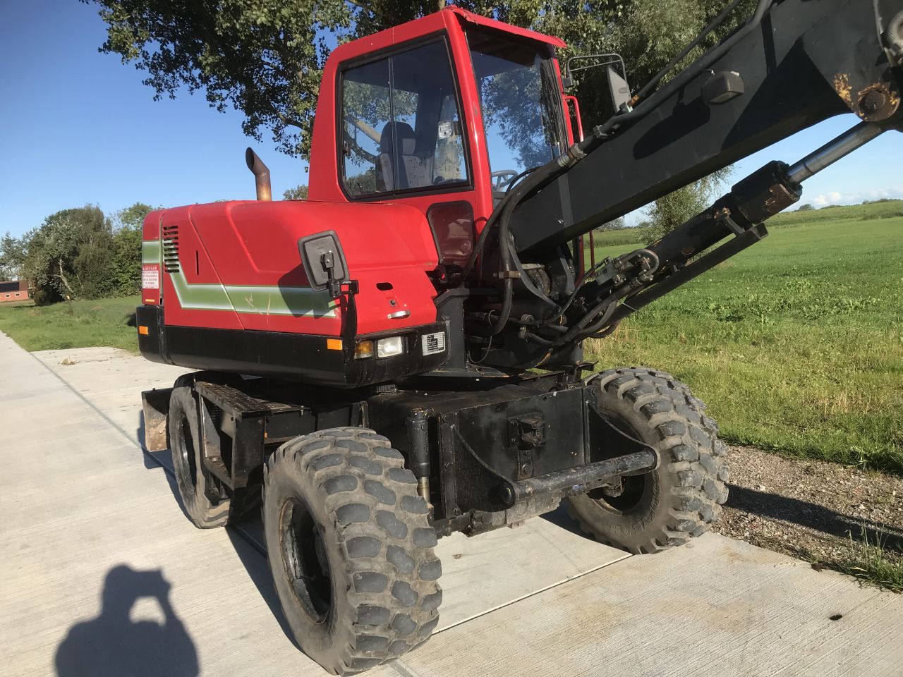 Komatsu PW 75 - mobiele graafmachine- met Stelgiek en Kantel bak