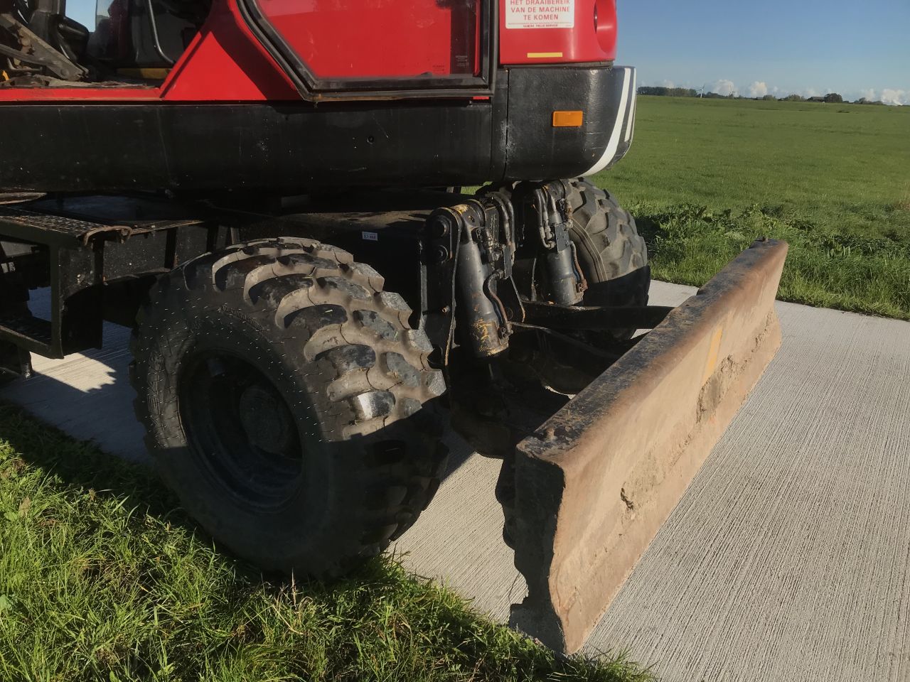 Komatsu PW 75 - mobiele graafmachine- met Stelgiek en Kantel bak