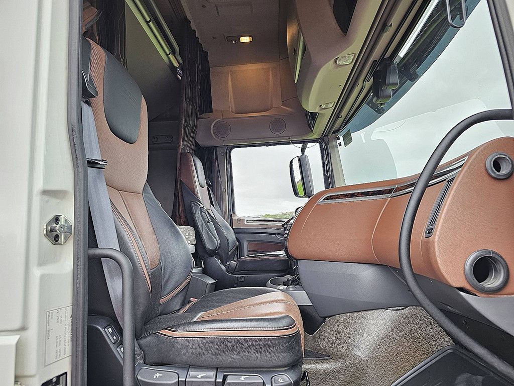 DAF XF 530 fan carrier lift