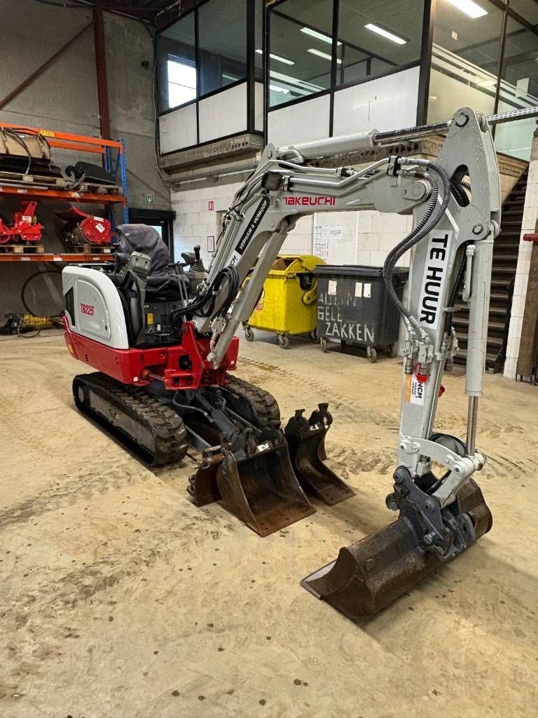 Takeuchi TB 225
