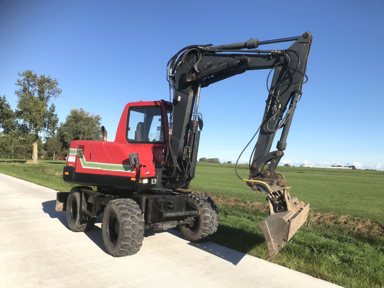 Komatsu PW 75 - mobiele graafmachine- met Stelgiek en Kantel bak