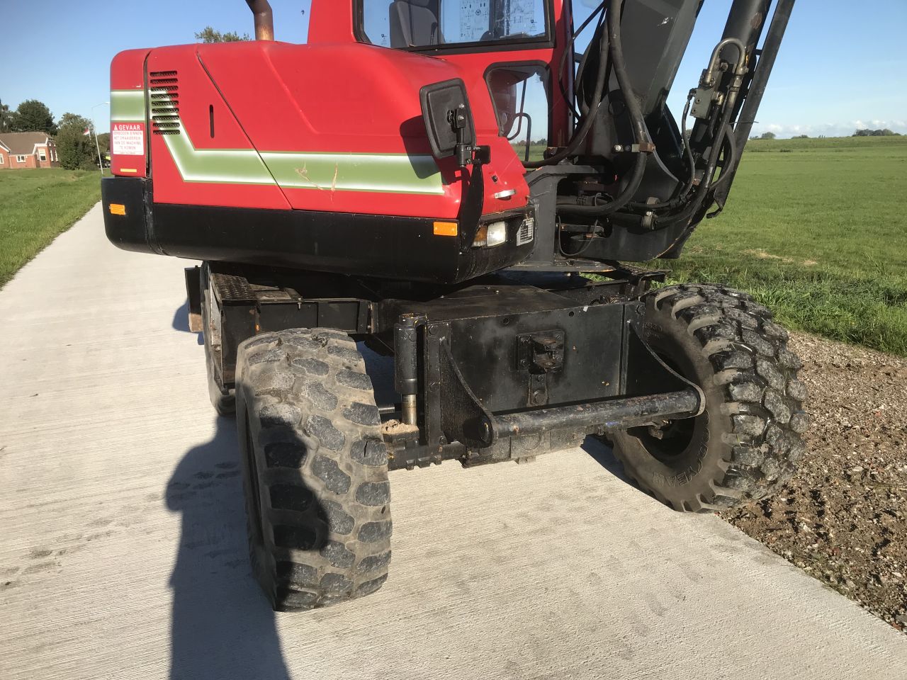 Komatsu PW 75 - mobiele graafmachine- met Stelgiek en Kantel bak