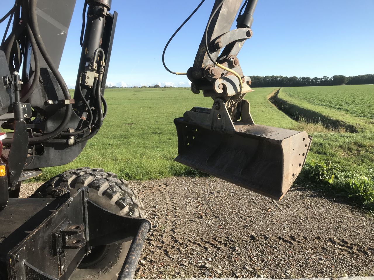 Komatsu PW 75 - mobiele graafmachine- met Stelgiek en Kantel bak
