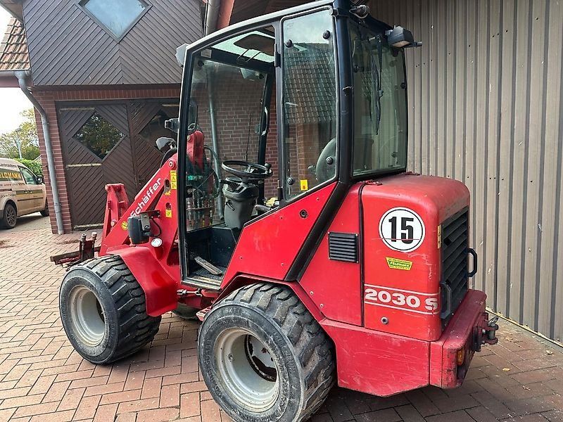 Schäffer 2030 S mit Kabine und Straßenbeleuchtung