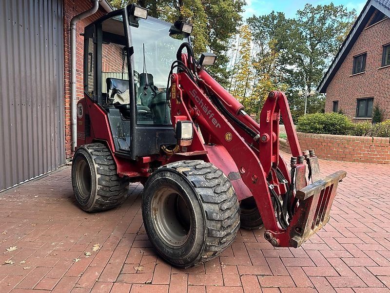 Schäffer 2030 S mit Kabine und Straßenbeleuchtung