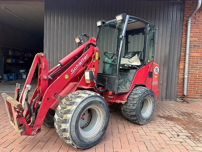 Schäffer 2030 S mit Kabine und Straßenbeleuchtung