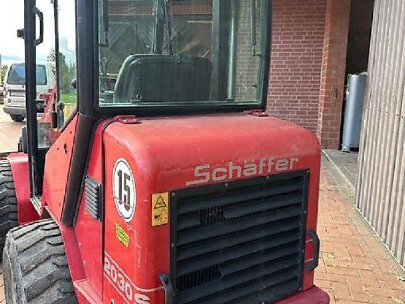 Schäffer 2030 S mit Kabine und Straßenbeleuchtung