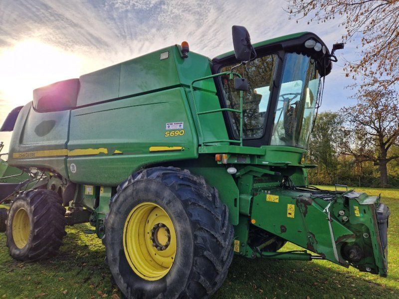 John Deere S690