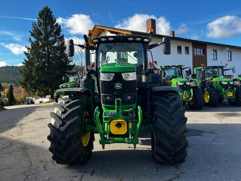 John Deere 6215R