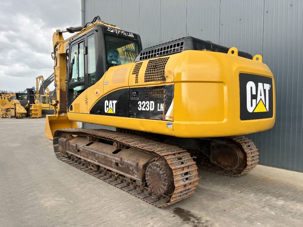 CAT 323D LN