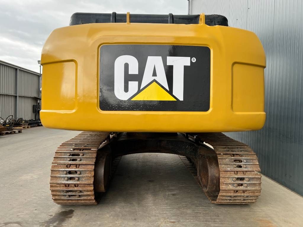 CAT 323D LN