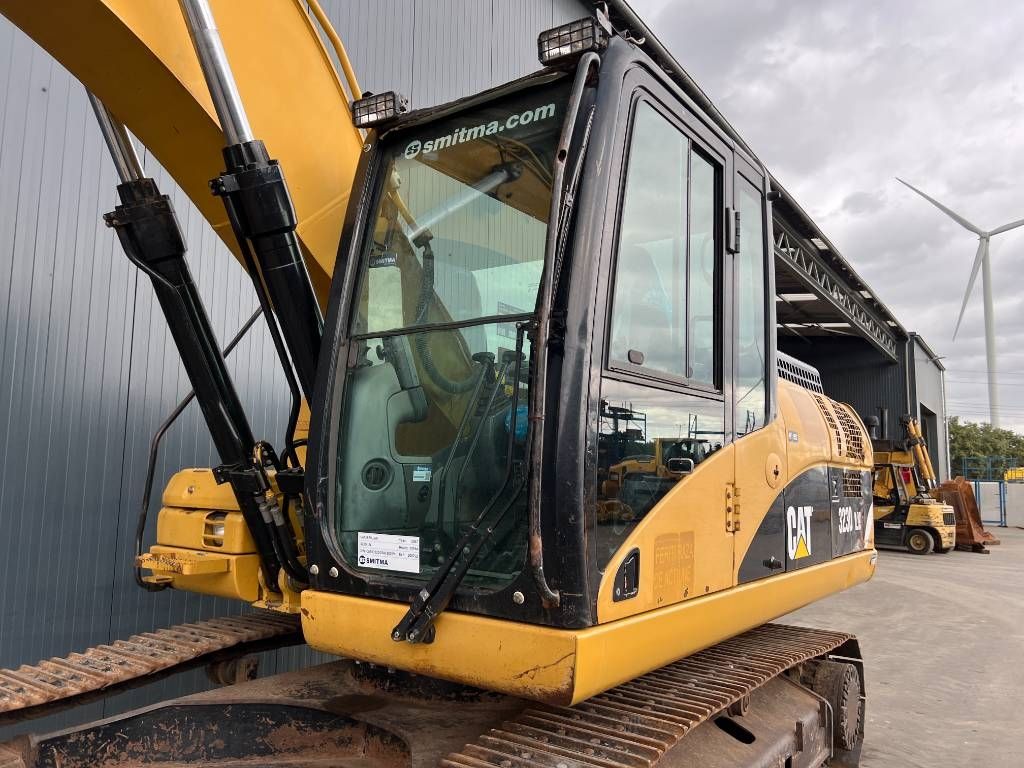 CAT 323D LN