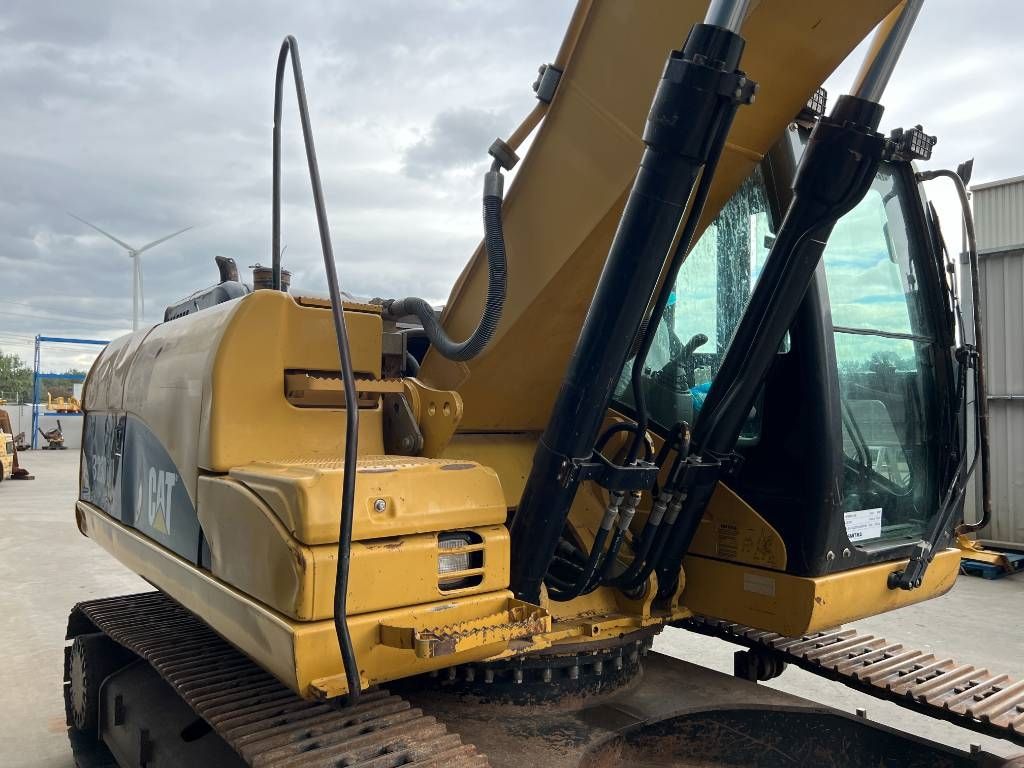 CAT 323D LN