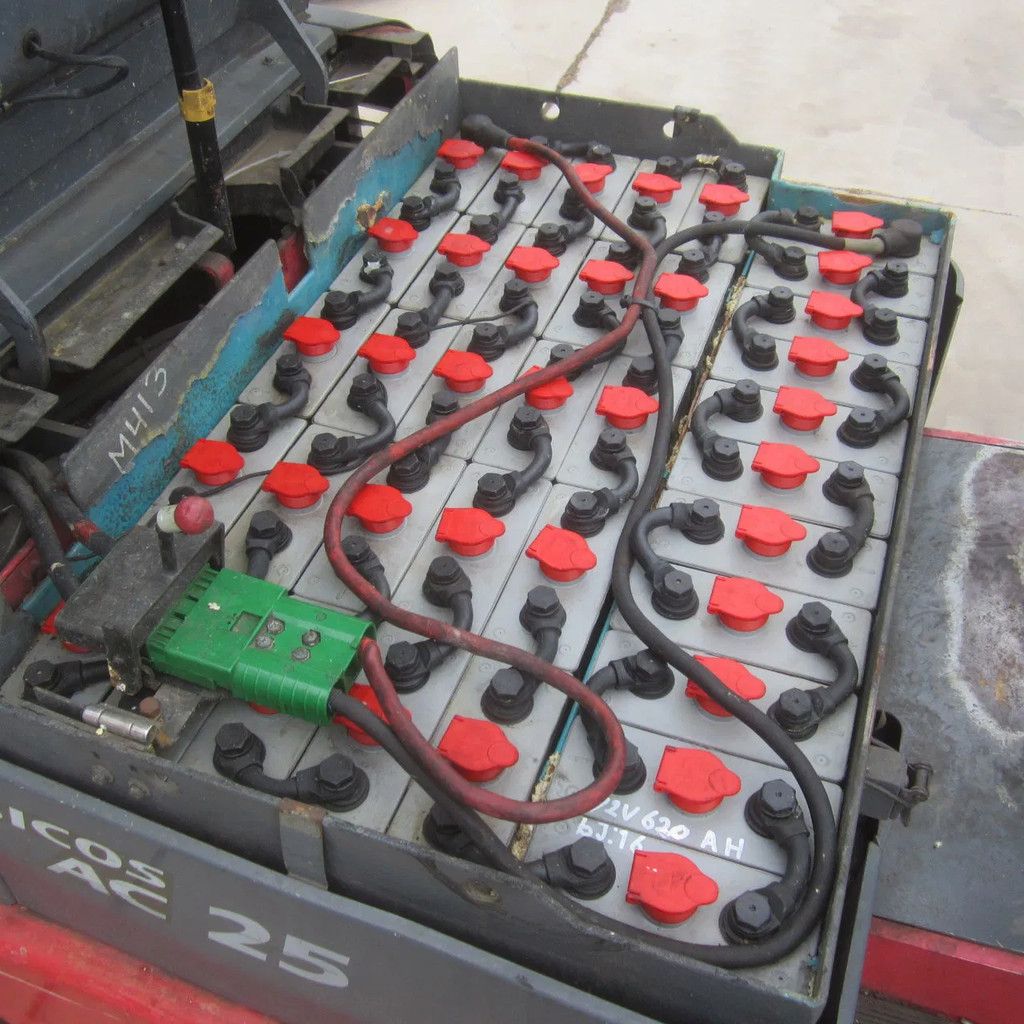 Nichiyu Heftruck FPC25PN, elek., triplo, side shift, hydro vorkverstelling.