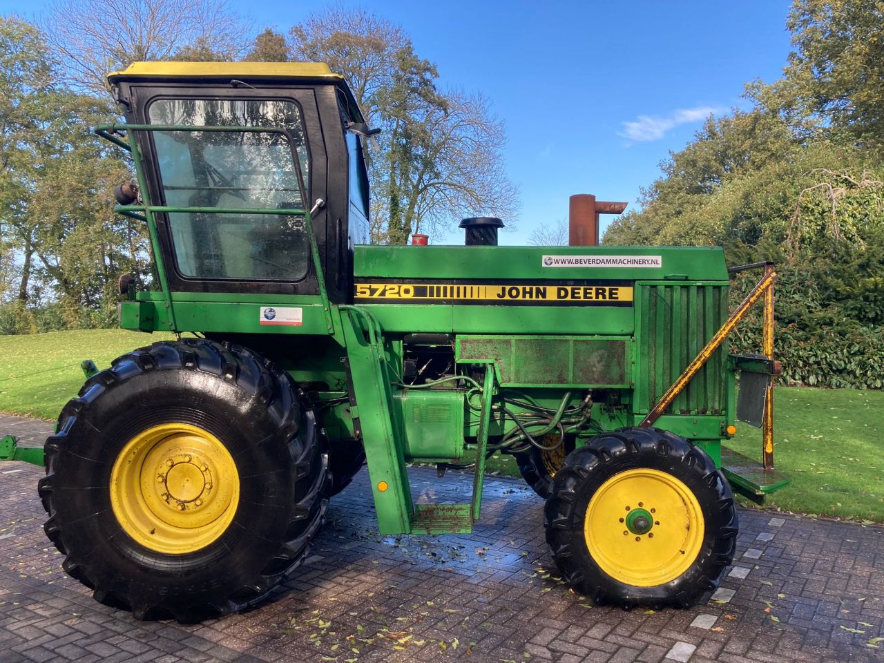 John Deere 5720