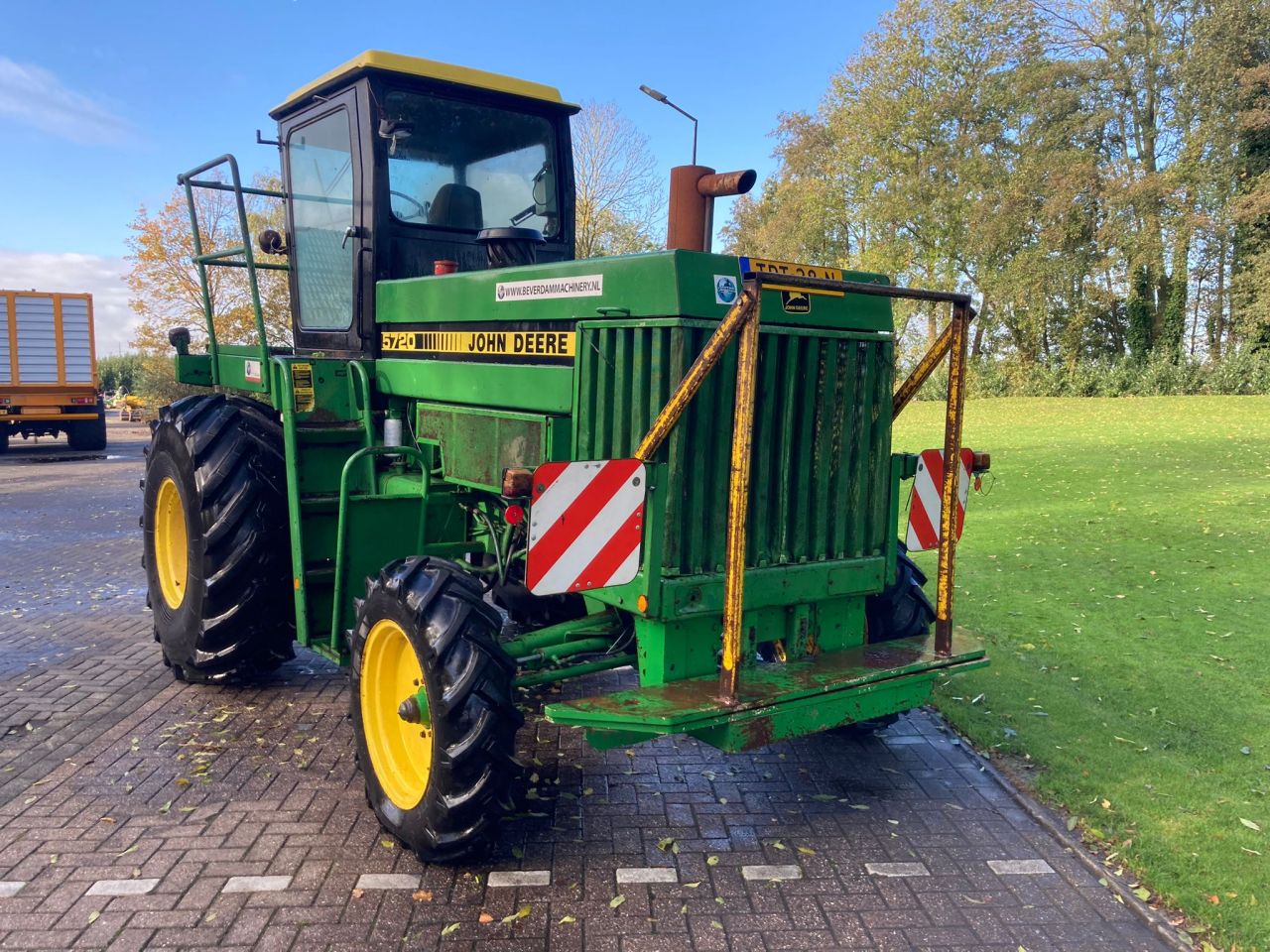John Deere 5720