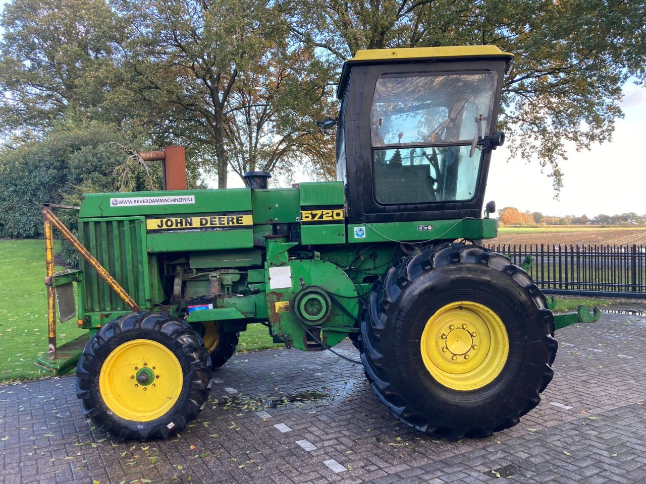 John Deere 5720