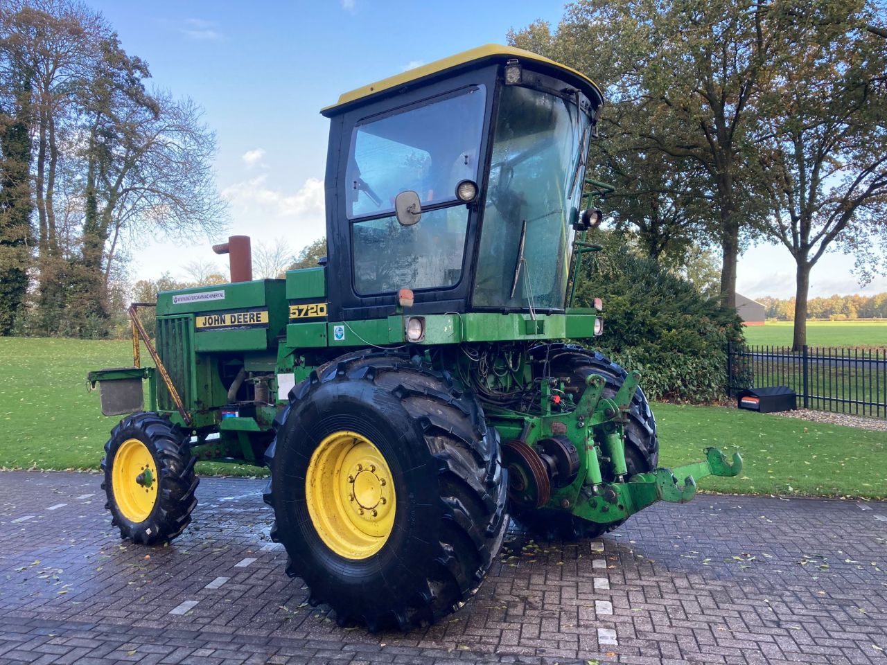 John Deere 5720