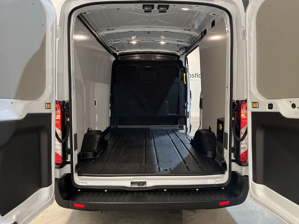 Ford E-Transit L2H2 Trend 68 kWh 184 PK / 100% Elektrisch !! / Airco / Cruise Control / CarPlay / Camera / Navigatie / 3-Zits / 12.300 KM !!