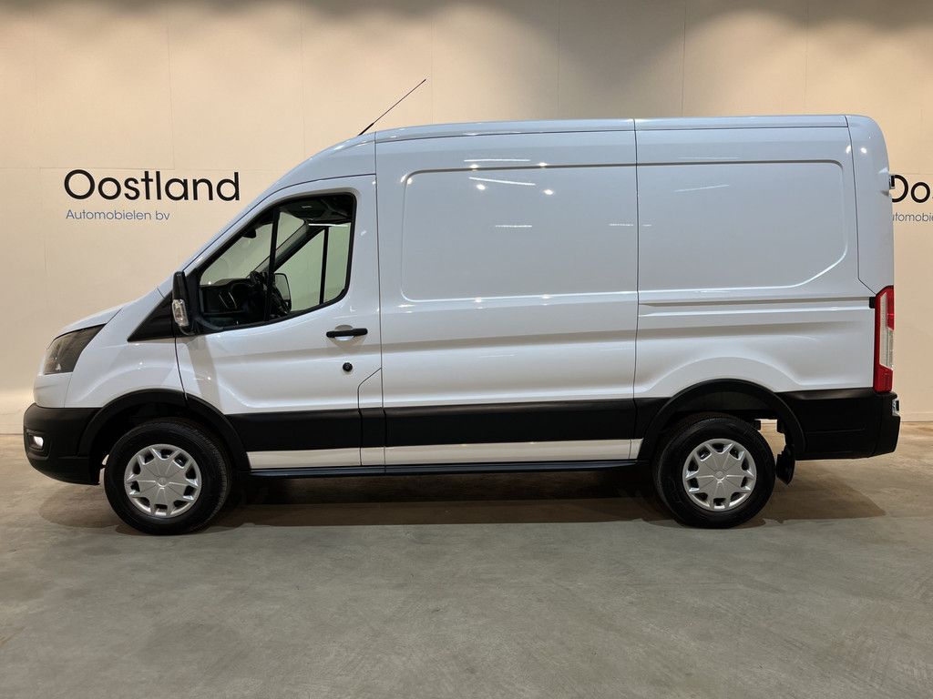 Ford E-Transit L2H2 Trend 68 kWh 184 PK / 100% Elektrisch !! / Airco / Cruise Control / CarPlay / Camera / Navigatie / 3-Zits / 12.300 KM !!