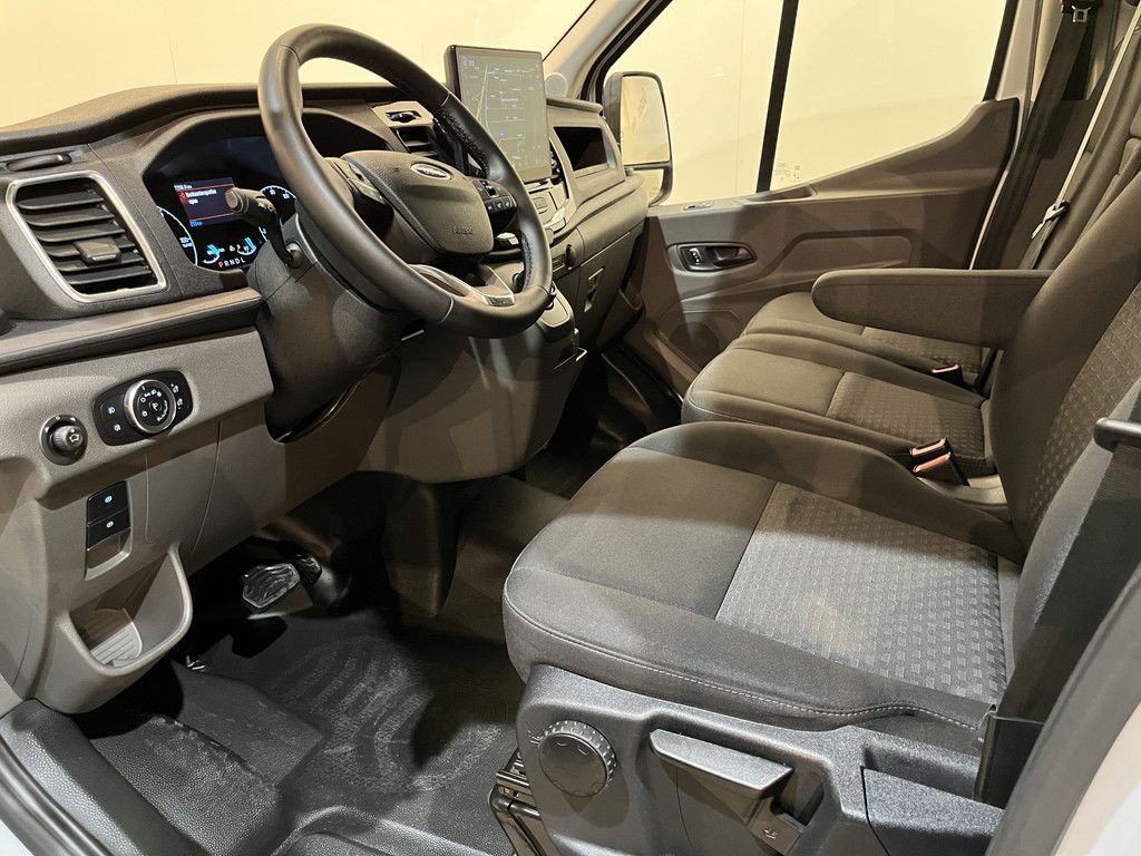 Ford E-Transit L2H2 Trend 68 kWh 184 PK / 100% Elektrisch !! / Airco / Cruise Control / CarPlay / Camera / Navigatie / 3-Zits / 12.300 KM !!