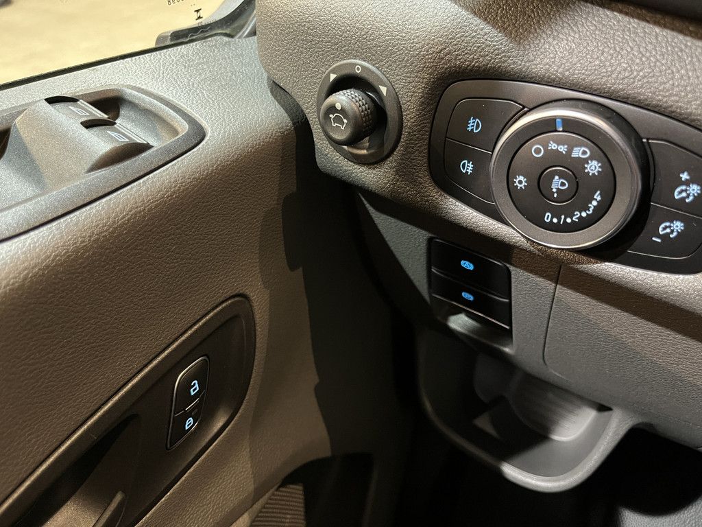 Ford E-Transit L2H2 Trend 68 kWh 184 PK / 100% Elektrisch !! / Airco / Cruise Control / CarPlay / Camera / Navigatie / 3-Zits / 12.300 KM !!