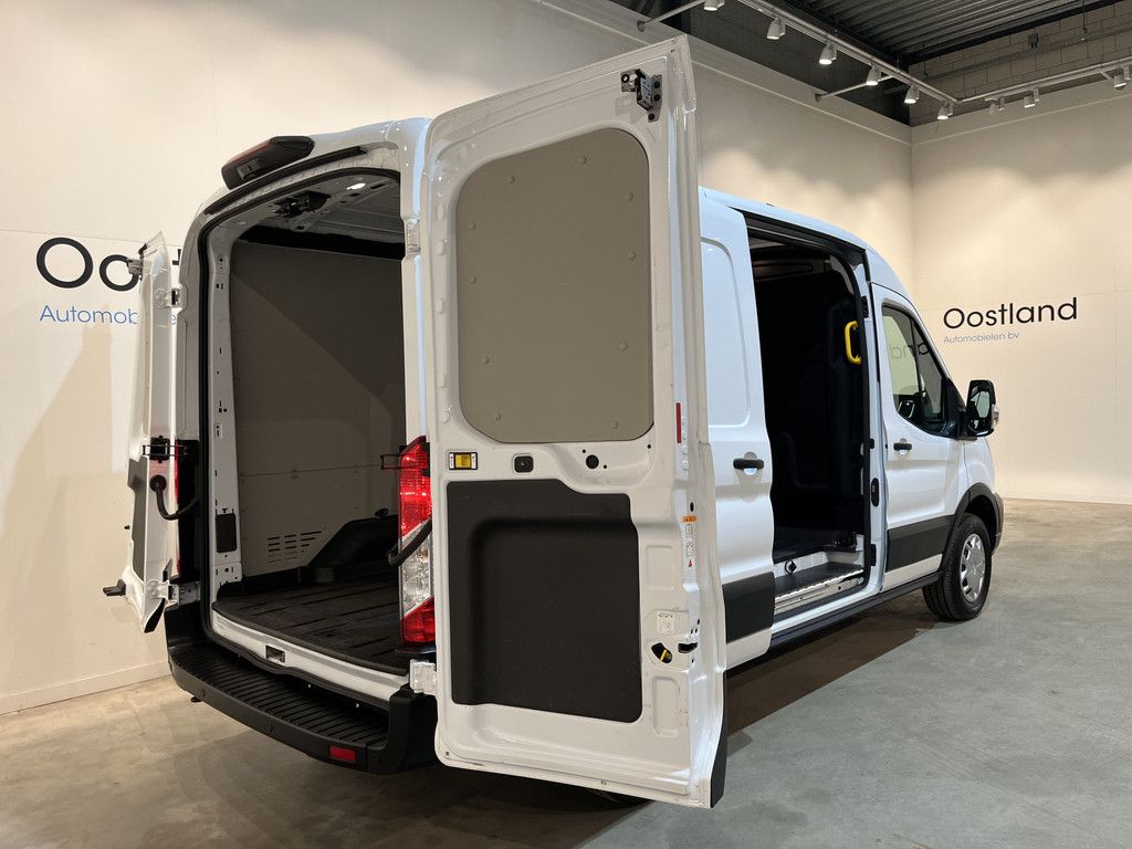 Ford E-Transit L2H2 Trend 68 kWh 184 PK / 100% Elektrisch !! / Airco / Cruise Control / CarPlay / Camera / Navigatie / 3-Zits / 11.750 KM !!