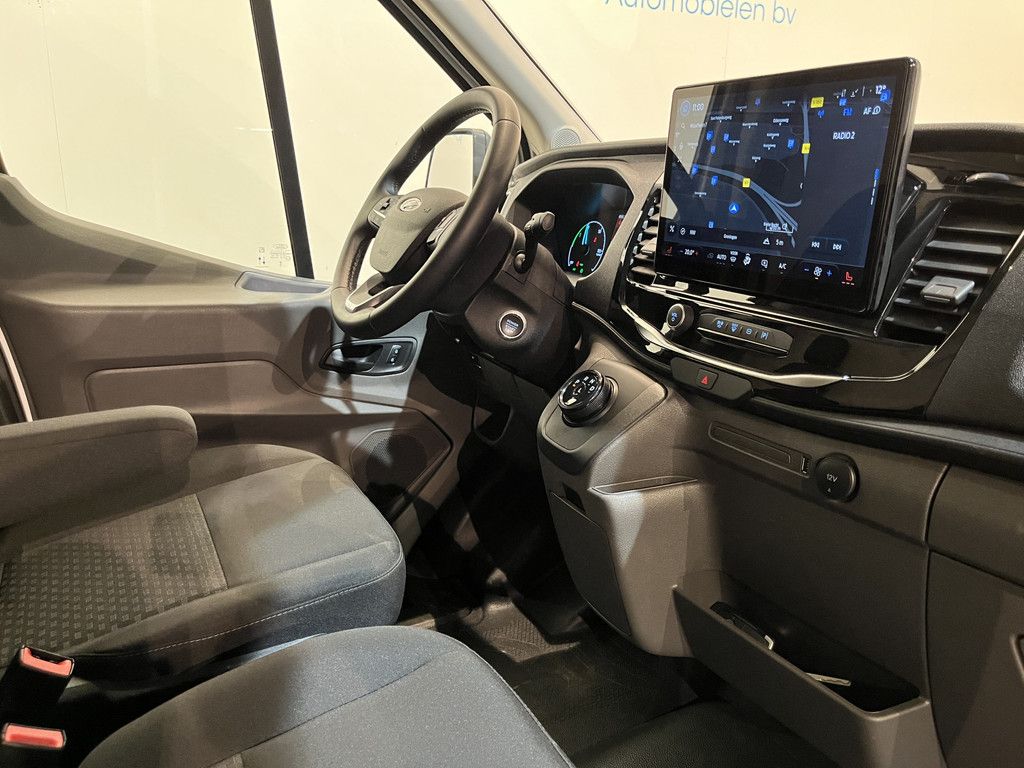 Ford E-Transit L2H2 Trend 68 kWh 184 PK / 100% Elektrisch !! / Airco / Cruise Control / CarPlay / Camera / Navigatie / 3-Zits / 11.750 KM !!