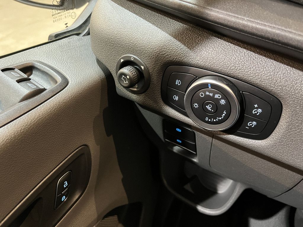 Ford E-Transit L2H2 Trend 68 kWh 184 PK / 100% Elektrisch !! / Airco / Cruise Control / CarPlay / Camera / Navigatie / 3-Zits / 11.750 KM !!