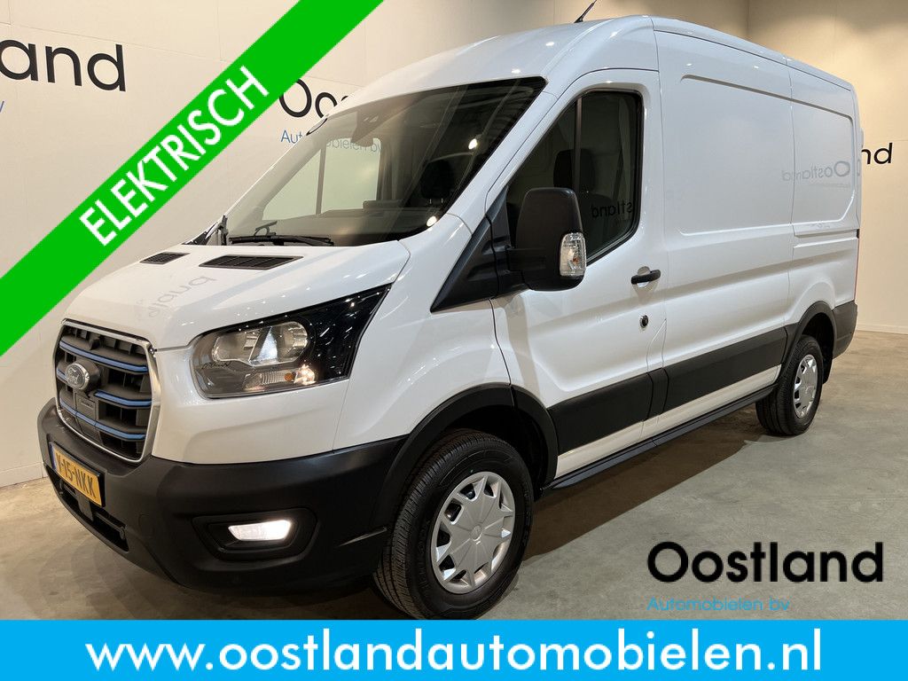 Ford E-Transit L2H2 Trend 68 kWh 184 PK / 100% Elektrisch !! / Airco / Cruise Control / CarPlay / Camera / Navigatie / 3-Zits / 17.000 KM !!
