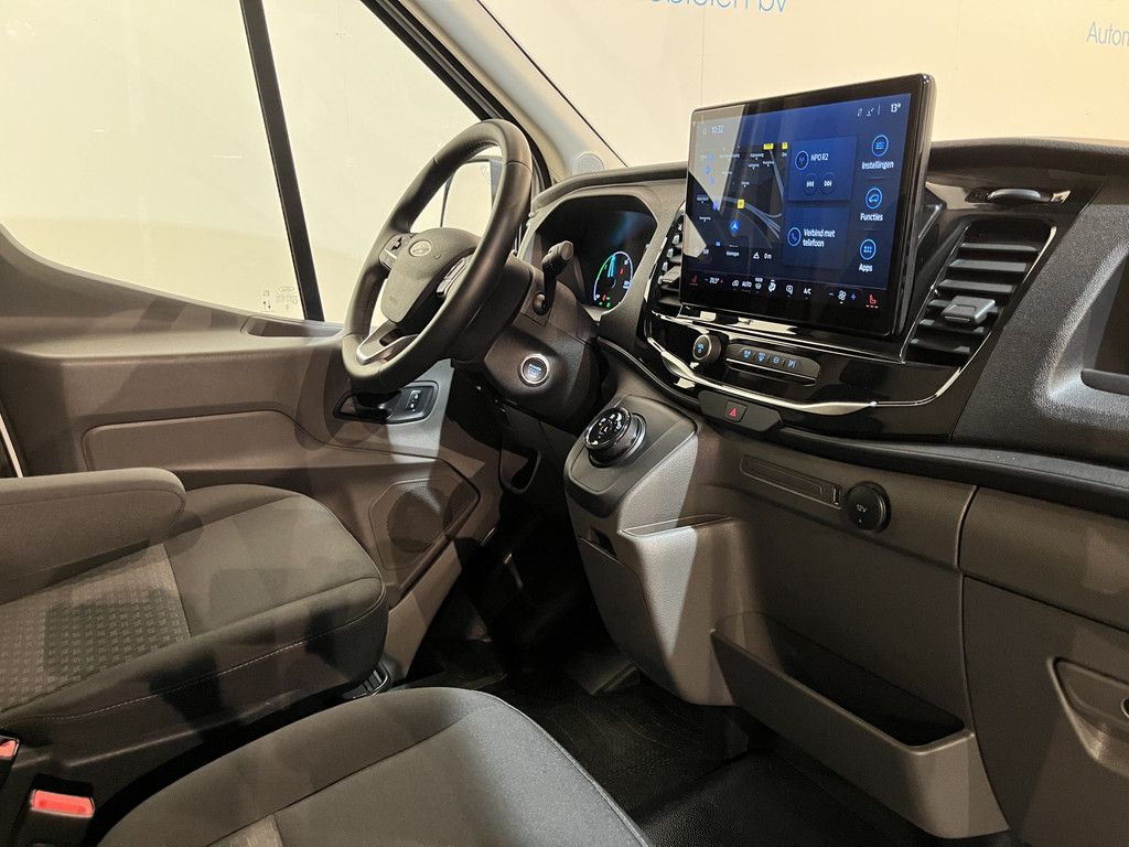 Ford E-Transit L2H2 Trend 68 kWh 184 PK / 100% Elektrisch !! / Airco / Cruise Control / CarPlay / Camera / Navigatie / 3-Zits / 17.000 KM !!