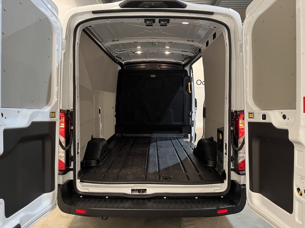 Ford E-Transit L2H2 Trend 68 kWh 184 PK / 100% Elektrisch !! / Airco / Cruise Control / CarPlay / Camera / Navigatie / 3-Zits / 17.000 KM !!
