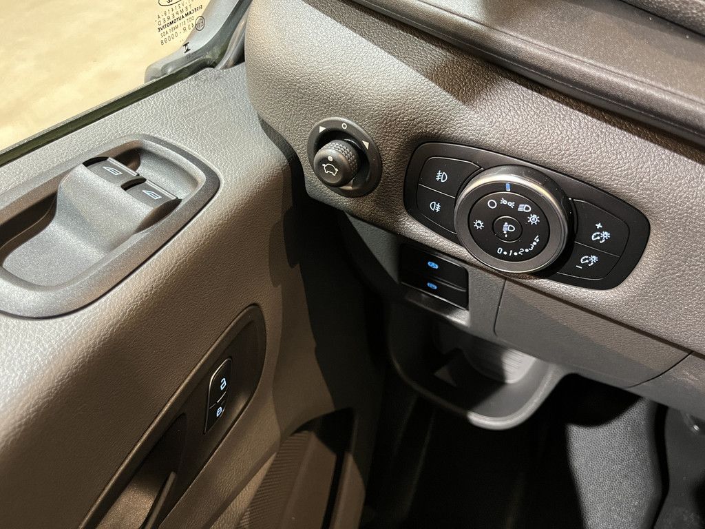 Ford E-Transit L2H2 Trend 68 kWh 184 PK / 100% Elektrisch !! / Airco / Cruise Control / CarPlay / Camera / Navigatie / 3-Zits / 17.000 KM !!