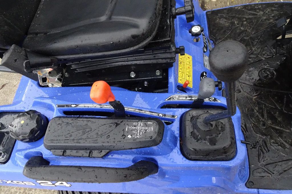 Iseki met voorlader .TXGS24