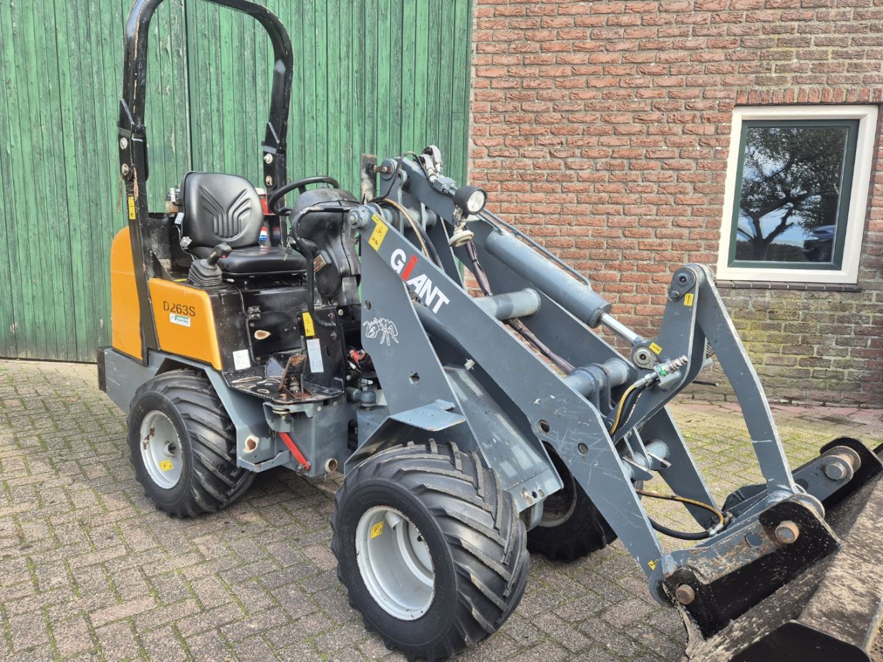 Giant 263 mini shovel