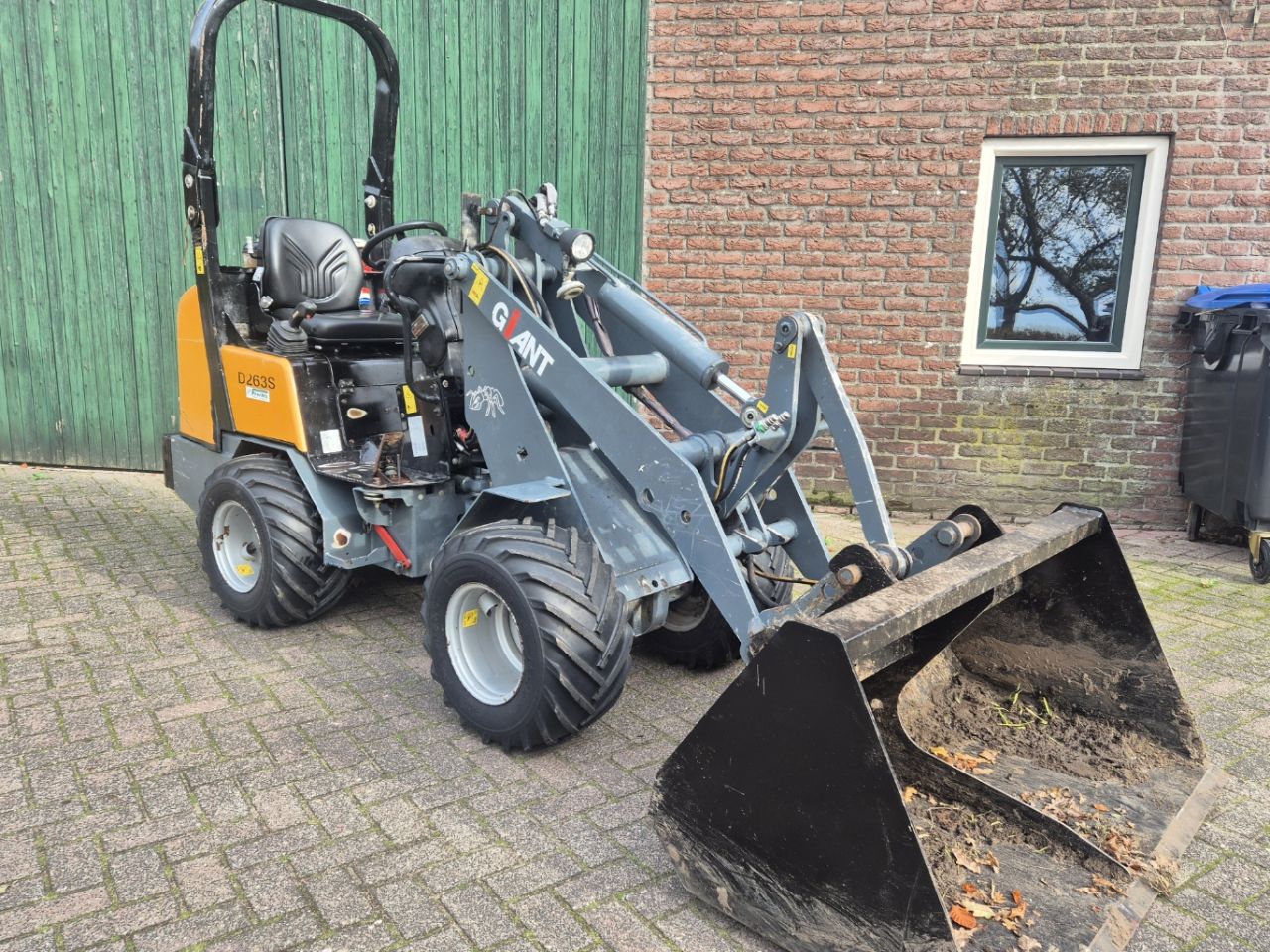 Giant 263 mini shovel