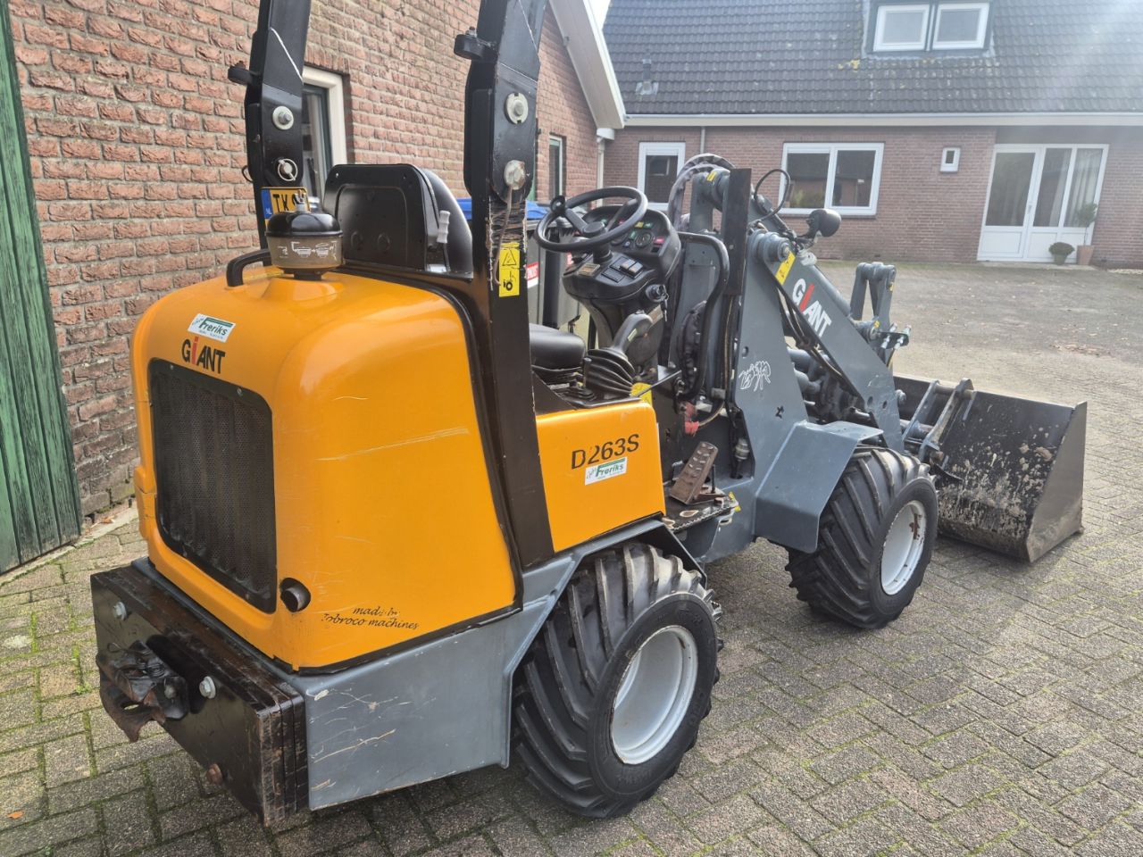 Giant 263 mini shovel